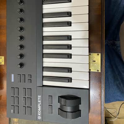 Native Instruments Komplete Kontrol A25 2018 - Present - Black image 4