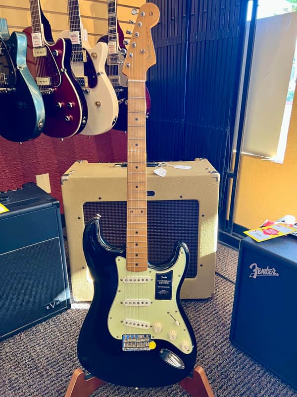 Fender LIMITED EDITION VINTERA® II ROAD WORN® '60S STRATOCASTER® 2025 - Black image 1
