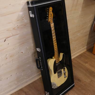 Fender Wall-Mounted Guitar Display Case - Black image 2