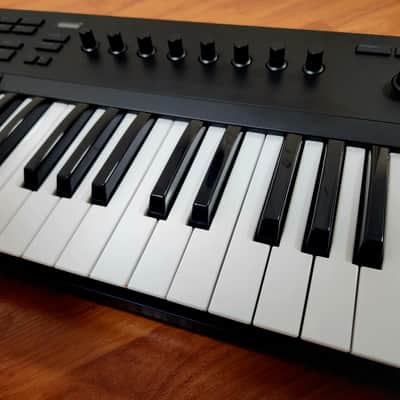 NI Komplete Kontrol A25 MIDI Keyboard – Excellent Condition image 2