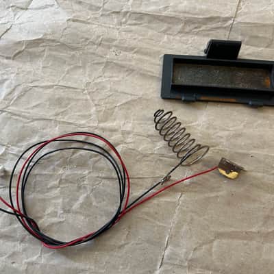 Yamaha PSR-16 battery compartment door and terminal clips VGC image 3