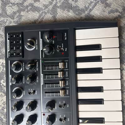 Arturia MicroBrute 25-Key Synthesizer