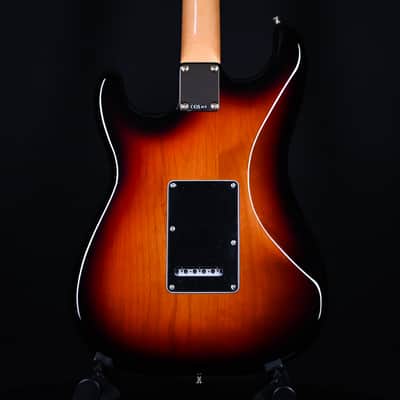 Fender Stevie Ray Vaughan Stratocaster 3-Tone Sunburst (US23110517) image 2