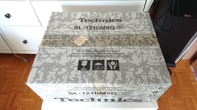 Technics SL-1210M5G (new in the box + 2 original dust covers) - Black image 1