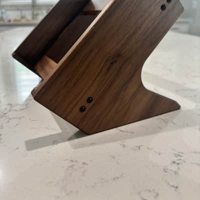 Noizzi Hardwood NoizziHardwood Solid Walnut Elektron Stand – 45° – Digitakt / Syntakt / Digitone / Analog Heat 2026 - Walnut Wood