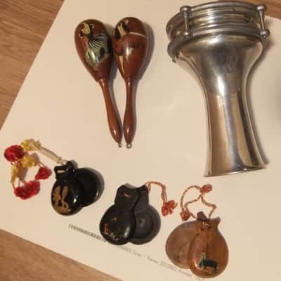 JOBLOT OF VINTAGE PERCUSSION INSTRUMENTS - DUMBECK, MARACAS, CASTANETS - GOOD, USED VARIOUS 1960s ONWARD image 2