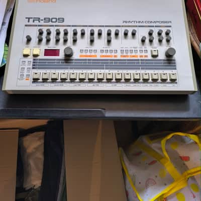 Unique and rare Roland TR-909 Rhythm Composer 1983 - 1985 - White + v5 firmware