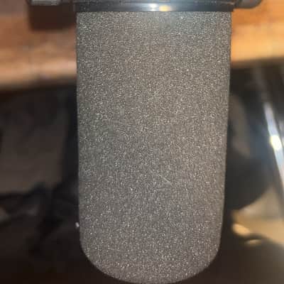 Shure SM7dB Cardioid Dynamic Microphone with Built-In Preamp 2023 - Present - Black image 3