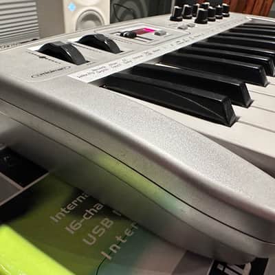 M-Audio Oxygen 8 25-Key MIDI Controller Keyboard 2002 - 2005 - Silver image 5