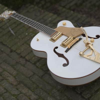 Gretsch G6136TG Players Edition Falcon™ Hollow Body with String-Thru Bigsby® and Gold Hardware - White image 4