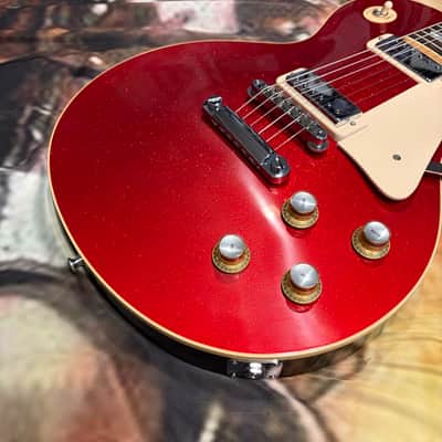 FANCY 💃! 2026 Gibson Custom Shop '76 Les Paul Deluxe Reissue Rocket Red Sparkle Top VOS Limited Edition LE 1976 Standard Norlin Era Mini Humbuckers Maple Neck Sandwich Body Construction ABR-1 Bridge Chrome Hardware Cream Plastics Brown Walnut Body image 7