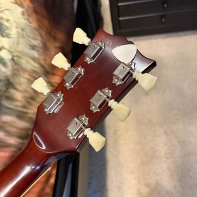 FANCY 💃! 2026 Gibson Custom Shop '76 Les Paul Deluxe Reissue Rocket Red Sparkle Top VOS Limited Edition LE 1976 Standard Norlin Era Mini Humbuckers Maple Neck Sandwich Body Construction ABR-1 Bridge Chrome Hardware Cream Plastics Brown Walnut Body image 17