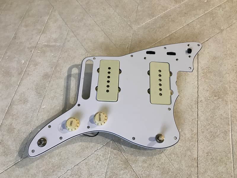 Fender Jazzmaster Loaded pickguard with 65' AVRI pickups image 1