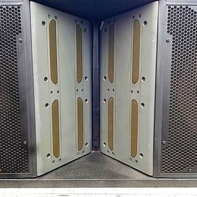 JBL VERTEC 4889 FULL SIZE 3 WAY LINE ARRAY SPEAKERS W/CASE AND COVER (LOT OF 2) image 4