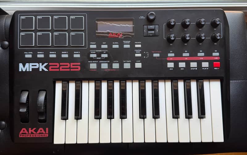 Akai MPK225 2014 - Present - Black image 1