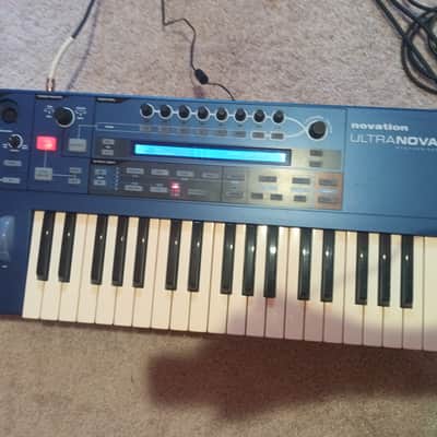 Novation UltraNova 37-Key 20-Voice Synthesizer 2010 - Blue imagen 1