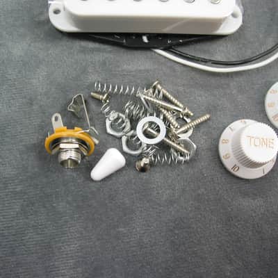Guitar Single Coil Pre-Wired Pickup Set for Stratocaster, Squier Strat SSS White image 3