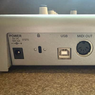 Akai MPD24 MIDI Controller  2010s - Silver image 10