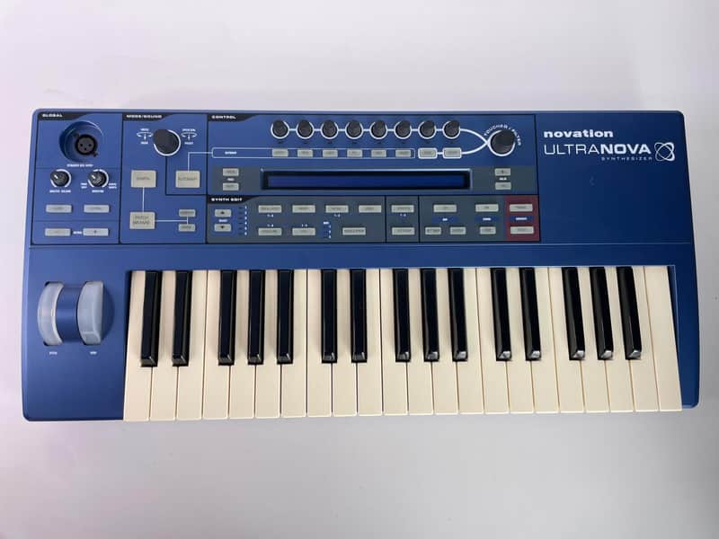 Novation UltraNova 37-Key 20-Voice Synthesizer 2010 - Blue Bild 1
