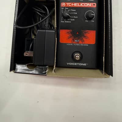 TC Helicon Voicetone R1 Vocal Tuned Reverb Effect Processor Pedal + Box & PSU image 2