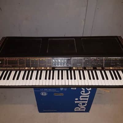 MOOG POLY MOOG SYNTHESIZER