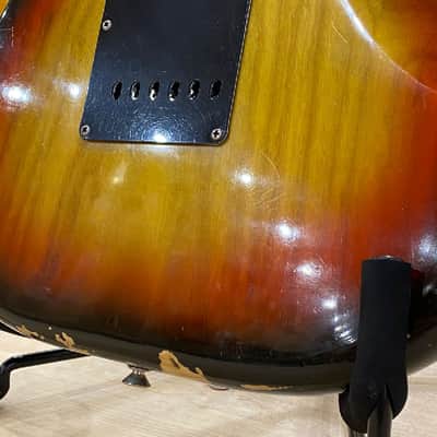 Fender Stratocaster 3-Color Sunburst 1975 Ex Demo image 3