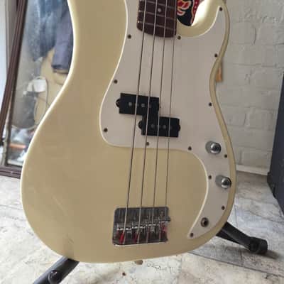 Squier Precision Bass 2021- Present - Graffiti Yellow image 2