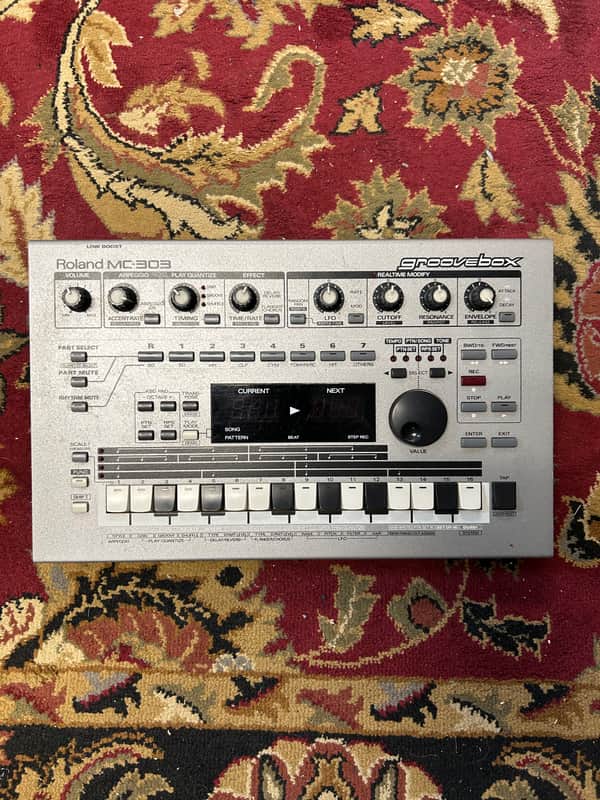 Roland MC-303 Groovebox 1990 - 1998 - Silver