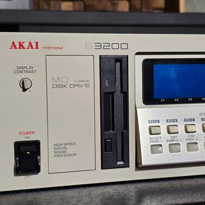 Sampler Akai S3200 - 1992 - White - LCD , FX, 8 Out, Scsi , Aes/Ebu , Smpte, 32MB - JAPAN image 2