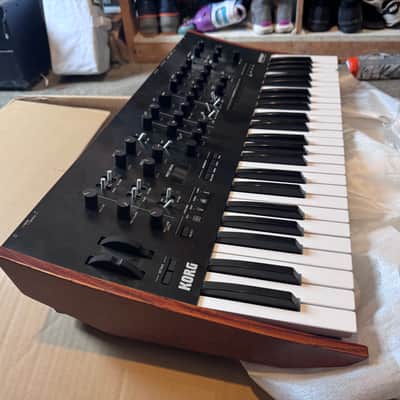Korg Prologue 8 Polyphonic 49-Key 8-Voice Analog Synthesizer 2018 - Present - Black/Wood image 2