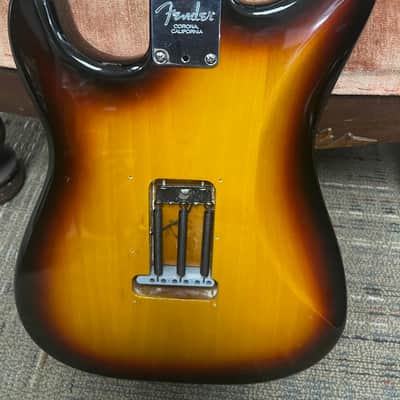 2005 USA Fender Stratocaster Tri-Burst Electric Guitar 7.6 LBS With Gigbag image 5