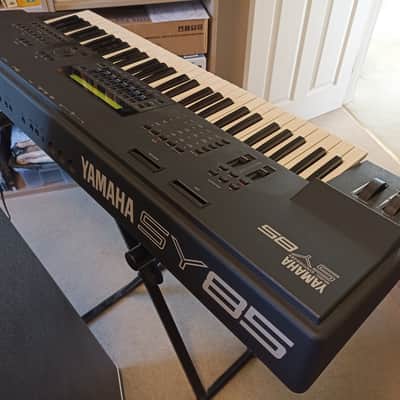 Yamaha SY85 Synthesizer + Manuals + Box + Quik-Lok Stand
