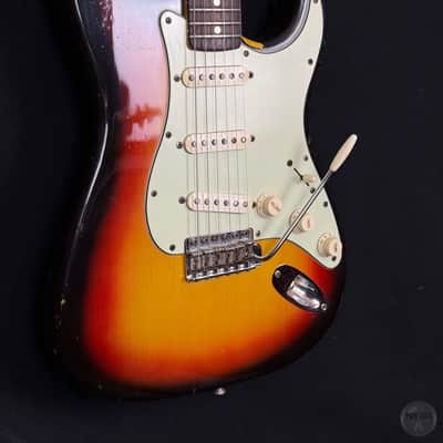Fender Stratocaster from 1964 in sunburst finish with orignal case image 7