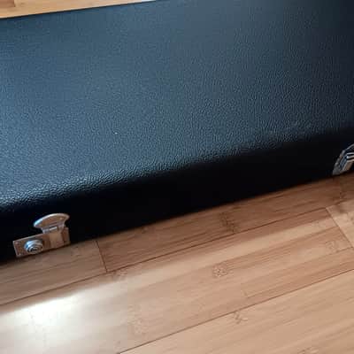 Fender Vintage 1970s G&G Short-Scale Bass Hardshell Case - Fits Fender Mustang / Musicmaster Bass - Excelsior & Cheney Hardware - VERY CLEAN w/ Key image 3