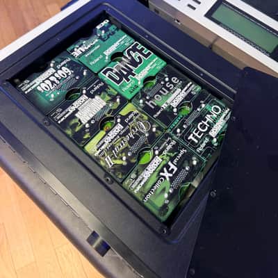 Roland JV 2080 (INKL. 8 EXPs : House, Techno, Dance, FX, Orchestral, Country, 60s&70s, Expander) 90er - schwarz