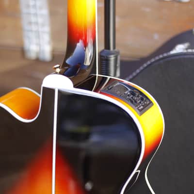 Takamine B72CE-BSB - Sunburst image 14