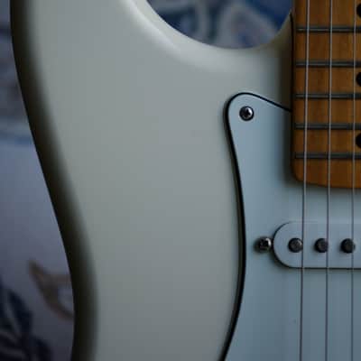 Fender Standard Stratocaster 2018 - Arctic White image 6