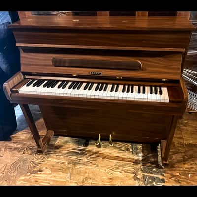 Elegant Acoustic Harmony: Kawai Upright Piano Bild 2