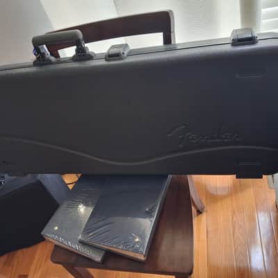 Fender Deluxe Molded ABS Strat/Tele Guitar Case Black 2010-2020 - Black ABS image 4