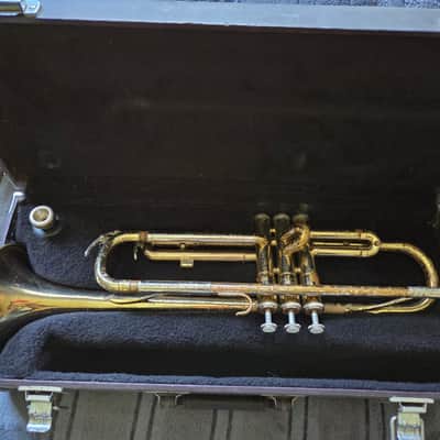 Yamaha YTR-2320 Trumpet. Japan. Good cond if get curves un-stuck. With case & MP image 13