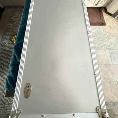 AS NEW Warwick - Buzzard / Stryker - Professional Line - Electric Bass Flight Case (RockCase) 2020's - Aluminum / SIlver image 3
