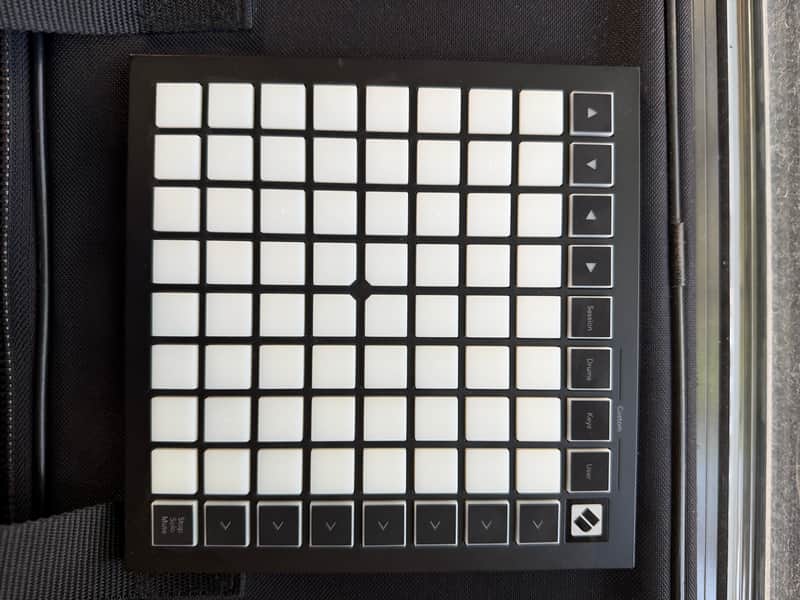 Novation Launchpad Mini MKIII Pad Controller 2019 - Present - Black image 1