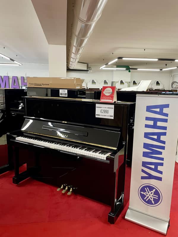 Yamaha U1 PIANOFORTE VERTICALE NERO LUCIDO image 1