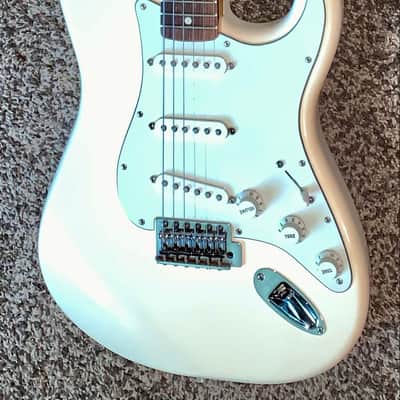 1996 Fender Standard Stratocaster with Vintage Tremolo , Rosewood Fretboard electric guitar alpine white image 2