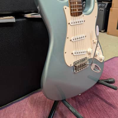Fender Standard Stratocaster RW 2001 image 3
