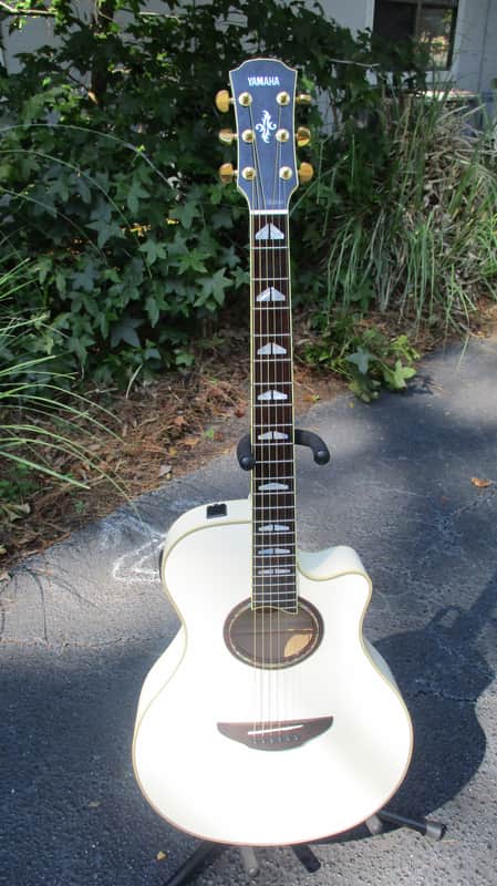 Yamaha APX 1000 Pearl White Acoustic/Electric Guitar w/Hard Case