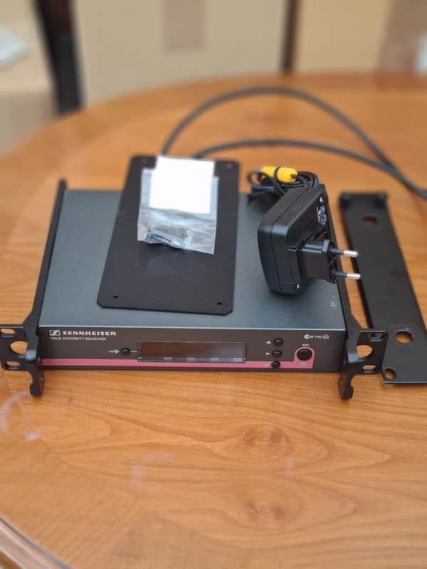 Sennheiser Sennheiser EM 100 G3 True Diversity Receiver – 516–558 MHz – Rack Mount Included imagen 1