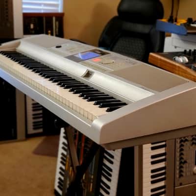 MUST SEE!!! YAMAHA DGX 305 SEMI-WEIGHTED 76-KEY DIGITAL PIANO IN AMAZING CONDITION! image 3