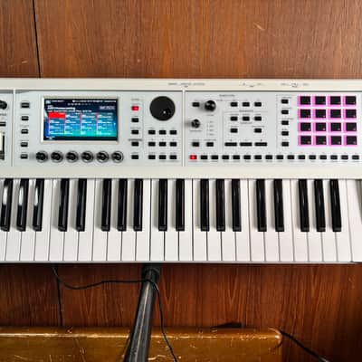 Roland FANTOM-06 Synthesizer Keyboard Limited Edition White w/ gig bag image 3