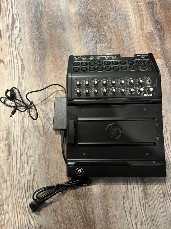 Mackie DL1608 16-Channel Wireless Digital Mixer with Lightning
